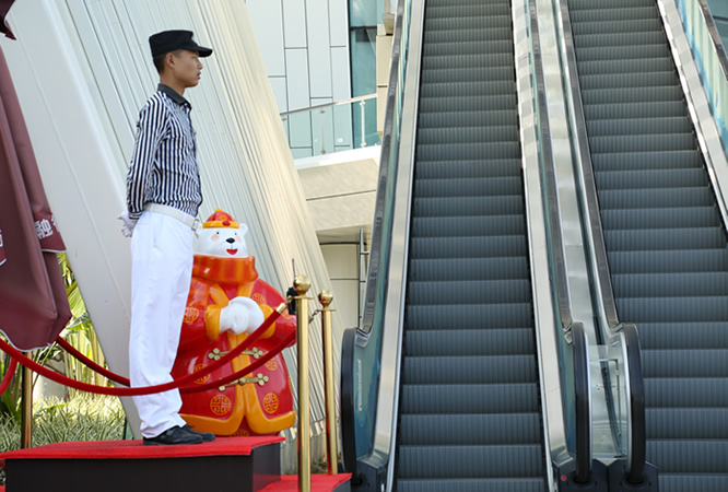 商場(chǎng)保安站崗風(fēng)采